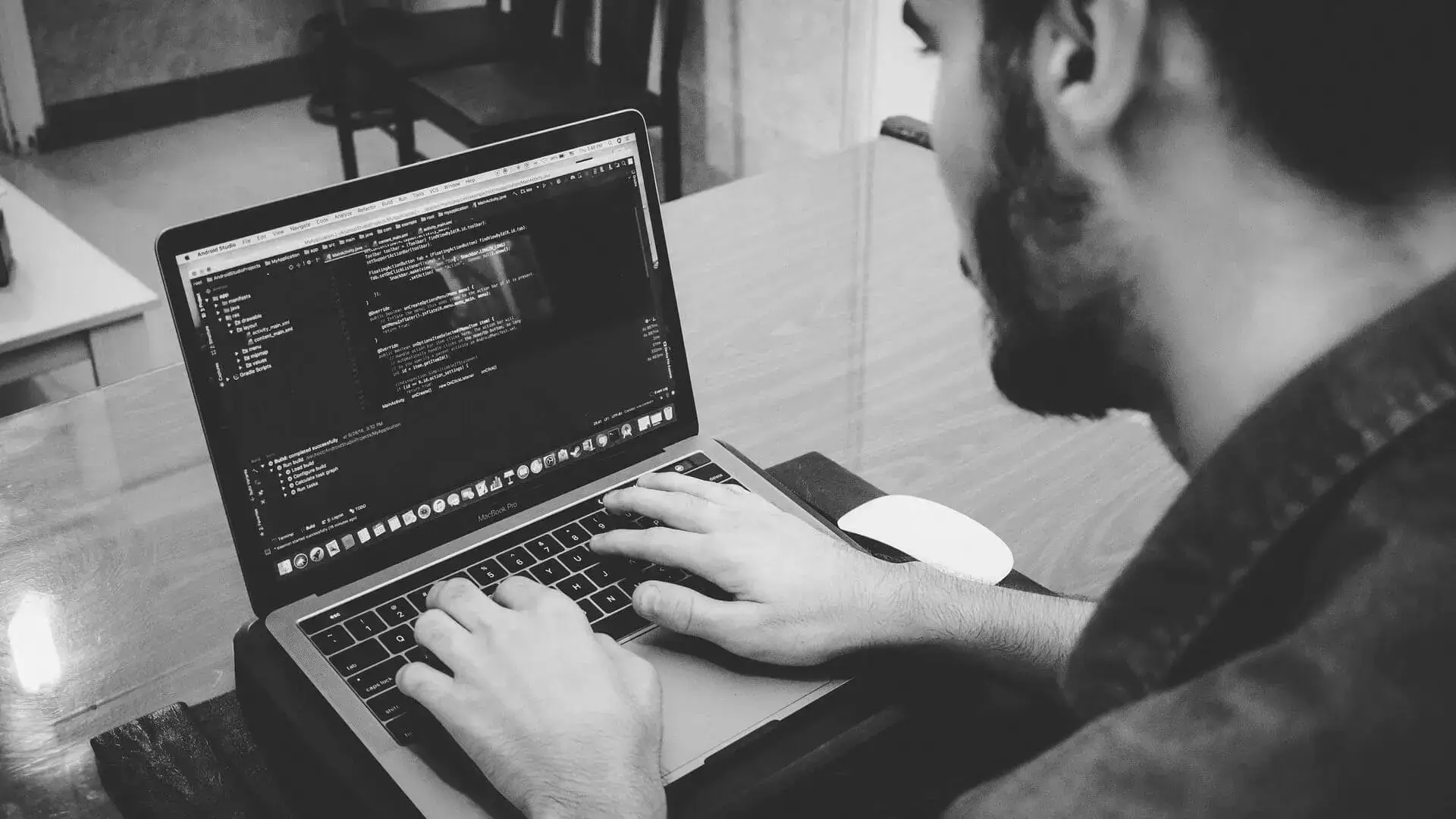 Profissional preparando site para receber mais tráfego