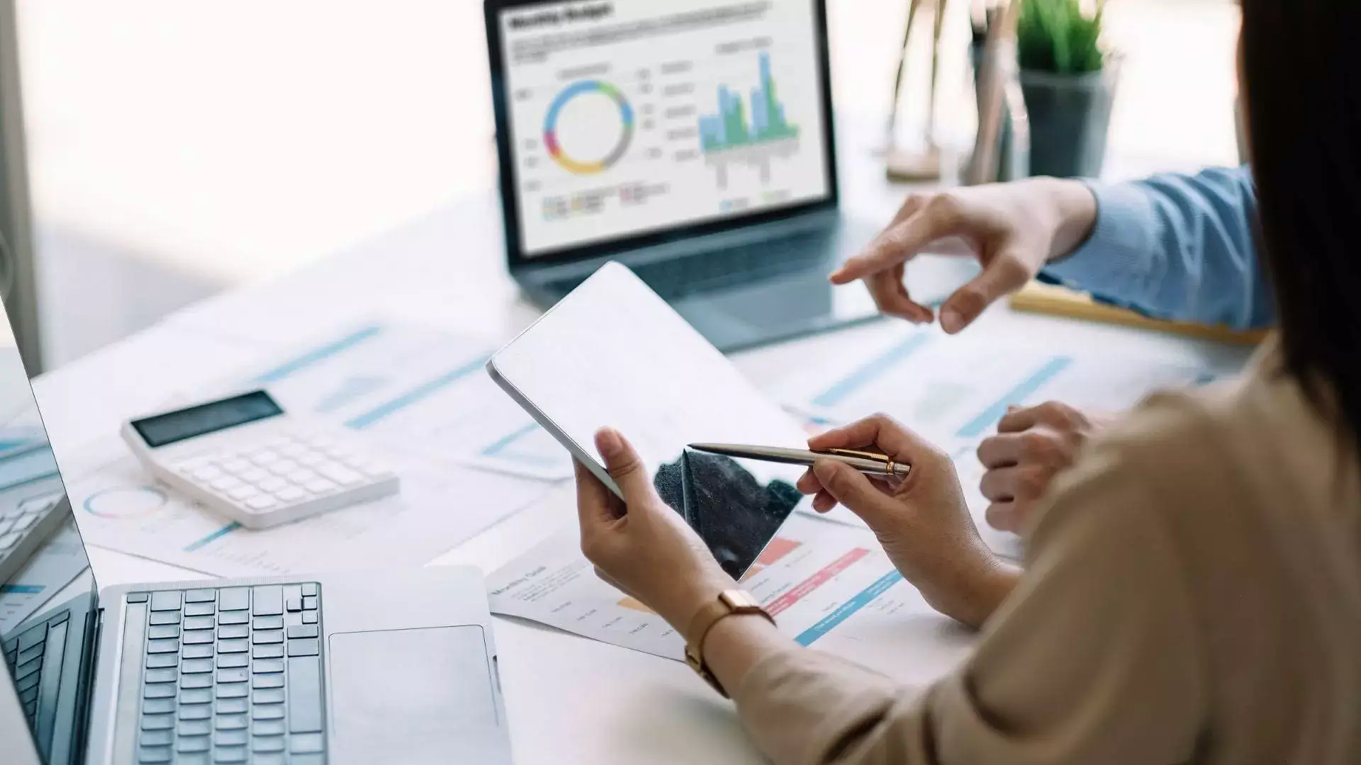Equipe analisando tráfego orgânico e relatórios de site